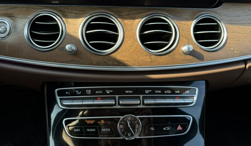 Mercedes E 220 Klimatronic 2-stref, Hak, Skóra, Podgrz. fotele, CarPlay/AndroidAuto full