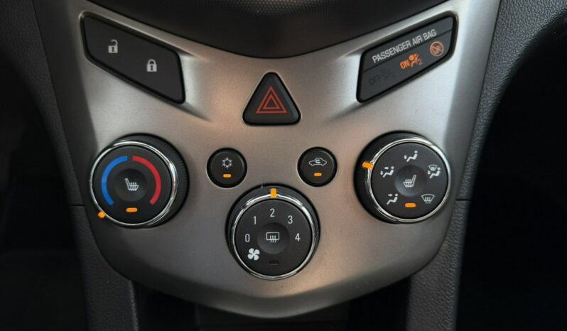 Chevrolet Aveo Klimatyzacja, 2 kpl. kół, Podgrzewane fotele, Alu 17″, Czujniki parkow full