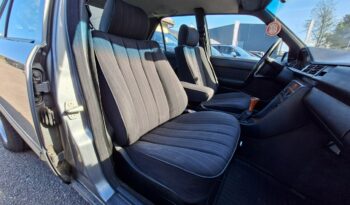 Mercedes E 200 Elektryczne szyby, Elektryczne lusterka, Skrzynia manualna full