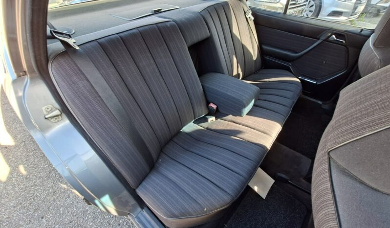 Mercedes E 200 Elektryczne szyby, Elektryczne lusterka, Skrzynia manualna full