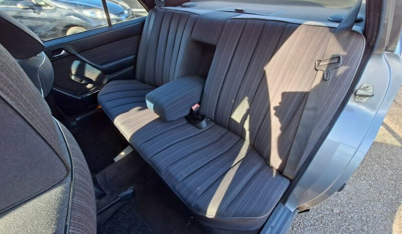 Mercedes E 200 Elektryczne szyby, Elektryczne lusterka, Skrzynia manualna full